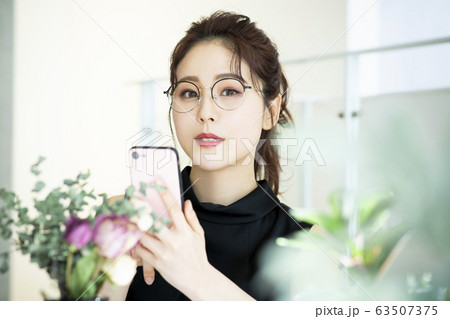 女性 スマートフォン 女性 スマートフォン 63507375
