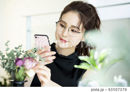 女性 スマートフォン 女性 スマートフォン 63507379