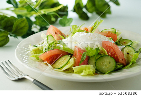 リヨン風サラダ(ポーチドエッグのサラダ) 63508380