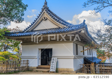 秋の丸亀城の大手門の風景 秋の丸亀城の大手門の風景 63512590