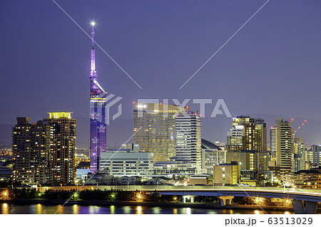 美しい福岡の夜景 桜色にライトアップされた福岡タワー 美しい福岡の夜景 桜色にライトアップされた福岡タワー 63513029