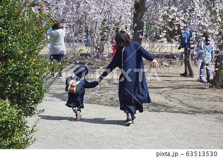 枝垂桜と楽しそうな母子 63513530