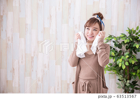 ルームウェアの女性 ルームウェアの女性 63513567