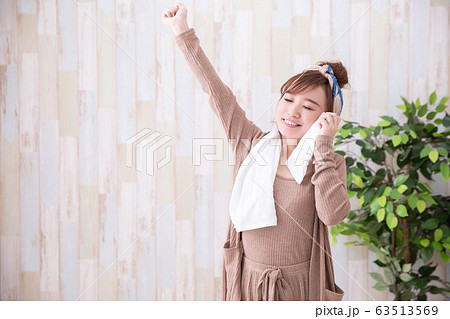 ルームウェアの女性 63513569