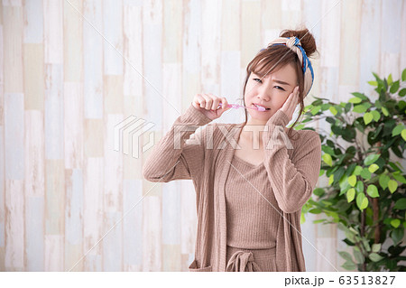 ルームウェアの女性 ルームウェアの女性 63513827