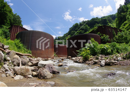 信州　小谷村の砂防施設　土谷川　奉納　鋼製セル堰堤　土砂を中詰めした重力式堰堤 63514147