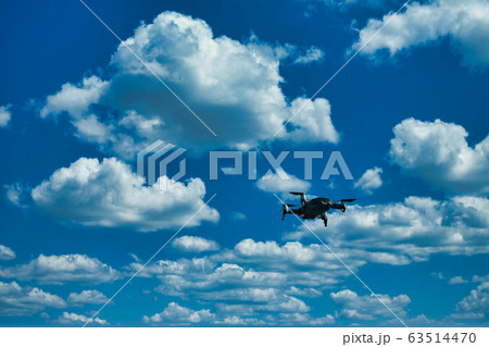 ドローンと空 ドローンと空 63514470