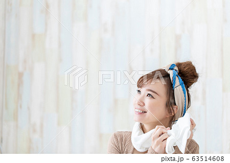 ルームウェアの女性 63514608