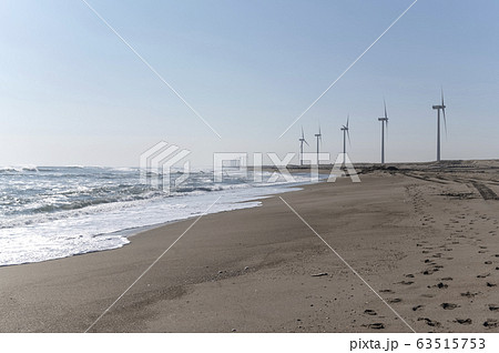 風力発電のある砂浜 茨城県日川浜海水浴場 の写真素材