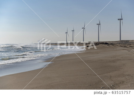 風力発電のある砂浜（茨城県日川浜海水浴場） 63515757