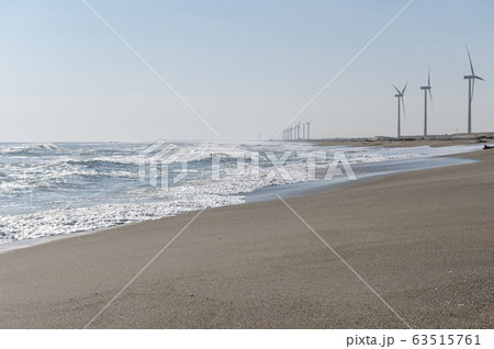 風力発電のある砂浜（茨城県日川浜海水浴場） 63515761