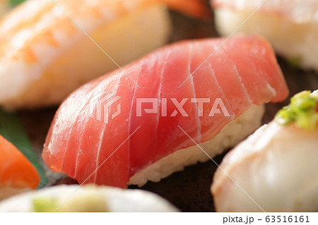日本の伝統的な食文化の色々なお寿司 63516161