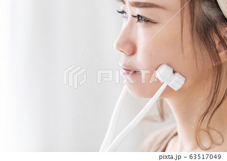 ルームウェアの女性 ルームウェアの女性 63517049