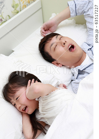 イビキ (親子 ファミリー 睡眠 イクメン パパ 娘 育児 子育て ライフスタイル 家族 幼児) イビキ (親子 ファミリー 睡眠 イクメン パパ 娘 育児 子育て ライフスタイル 家族 幼児) 63517227