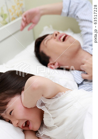 イビキ (親子 ファミリー 睡眠 イクメン パパ 娘 育児 子育て ライフスタイル 家族 幼児) イビキ (親子 ファミリー 睡眠 イクメン パパ 娘 育児 子育て ライフスタイル 家族 幼児) 63517228