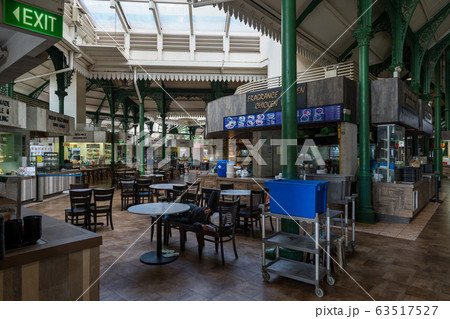 新型コロナウイルスの流行により人通りの少なくなったシンガポールのホーカーセンター 63517527