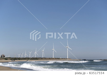 茨城県日川浜海岸の風力発電の見える風景 茨城県日川浜海岸の風力発電の見える風景 63517554