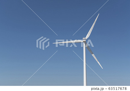 茨城県柳川海岸風力発電の風車を見あげる風景 63517678