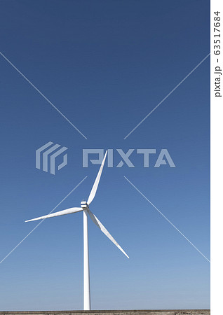 茨城県柳川海岸風力発電の風車を見あげる風景 茨城県柳川海岸風力発電の風車を見あげる風景 63517684
