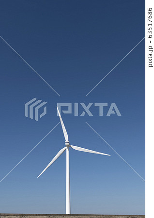茨城県柳川海岸風力発電の風車を見あげる風景 63517686