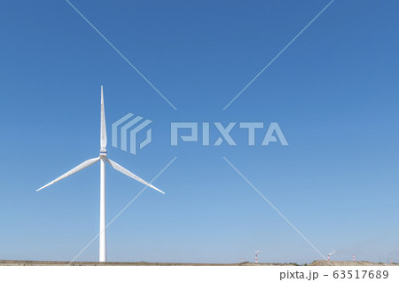 茨城県柳川海岸風力発電の風車を見あげる風景 63517689