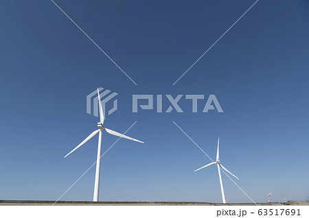 茨城県柳川海岸風力発電の風車を見あげる風景 63517691