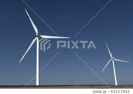 茨城県柳川海岸風力発電の風車を見あげる風景 茨城県柳川海岸風力発電の風車を見あげる風景 63517692