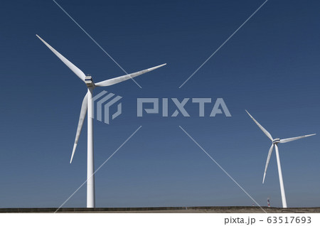 茨城県柳川海岸風力発電の風車を見あげる風景 63517693