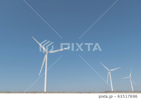 茨城県柳川海岸風力発電の風車を見あげる風景 63517696
