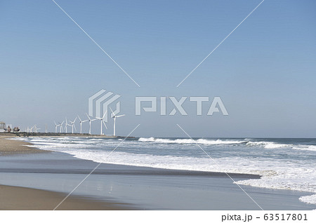 茨城県柳川海岸の風力発電の風車が見える風景 63517801