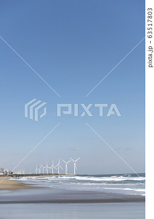 茨城県柳川海岸の風力発電の風車が見える風景 63517803