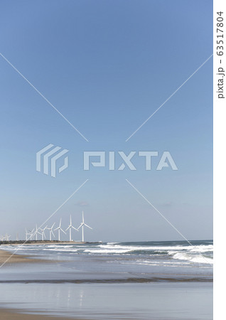 茨城県柳川海岸の風力発電の風車が見える風景 茨城県柳川海岸の風力発電の風車が見える風景 63517804
