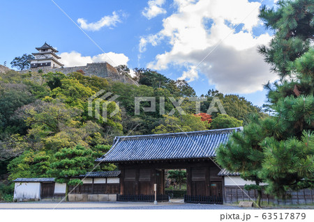 秋の丸亀城の本丸の風景 63517879