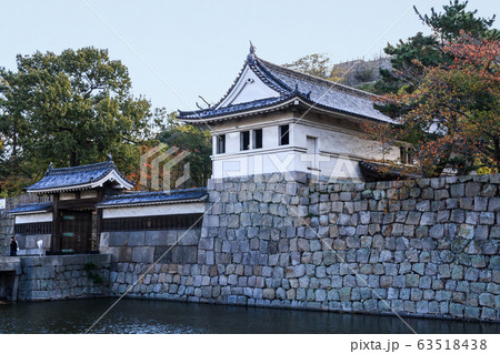 秋の丸亀城の大手門の風景 秋の丸亀城の大手門の風景 63518438