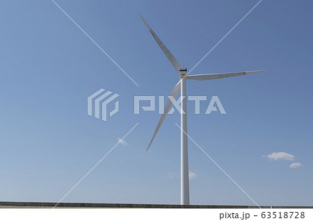 茨城県柳川海岸 風力発電の風車を見上げる風景 茨城県柳川海岸 風力発電の風車を見上げる風景 63518728