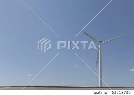 茨城県柳川海岸 風力発電の風車を見上げる風景 茨城県柳川海岸 風力発電の風車を見上げる風景 63518730