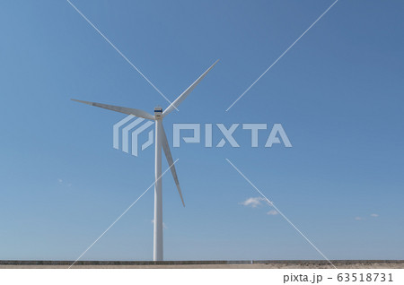 茨城県柳川海岸 風力発電の風車を見上げる風景 茨城県柳川海岸 風力発電の風車を見上げる風景 63518731