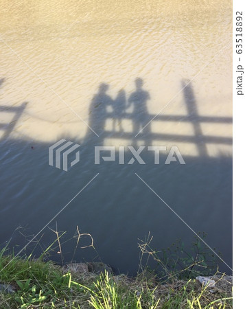 池に映った親子の影 池に映った親子の影 63518892