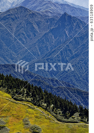 巻機山・ニセ巻機の稜線を行く登山者と大源太山の眺め 63518909