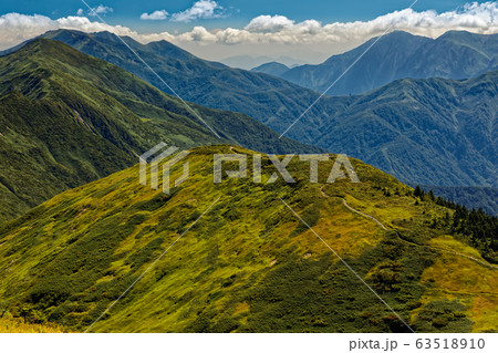 秋色の巻機山・ニセ巻機と谷川連峰の山並み 63518910