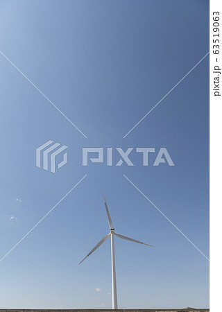 茨城県柳川海岸 風力発電の風車を見上げる風景 茨城県柳川海岸 風力発電の風車を見上げる風景 63519063