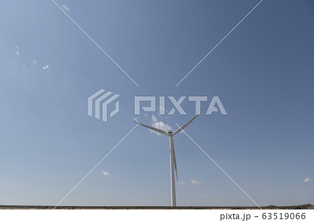茨城県柳川海岸 風力発電の風車を見上げる風景 茨城県柳川海岸 風力発電の風車を見上げる風景 63519066