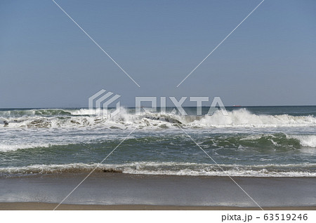 茨城県柳川海岸 浜辺の波打ち際の風景 63519246
