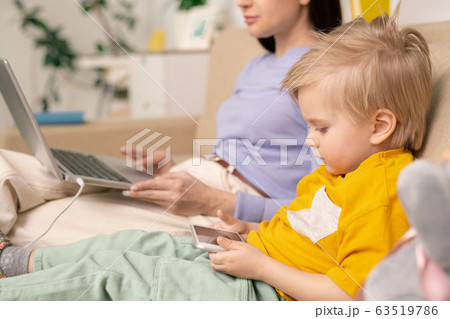 Kid using gadget 63519786