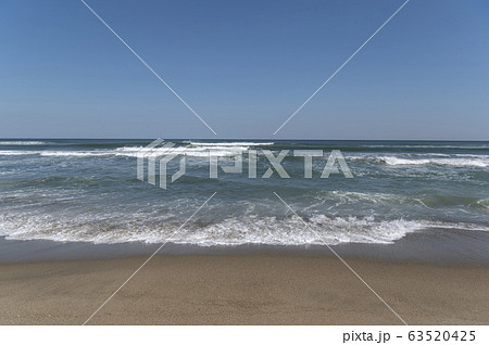 茨城県柳川海岸浜辺の波打ち際の風景 茨城県柳川海岸浜辺の波打ち際の風景 63520425