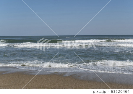 茨城県柳川海岸浜辺の波打ち際の風景 茨城県柳川海岸浜辺の波打ち際の風景 63520464