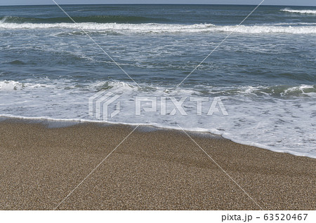 茨城県柳川海岸浜辺の波打ち際の風景 63520467