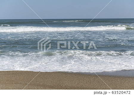 茨城県柳川海岸浜辺の波打ち際の風景 63520472