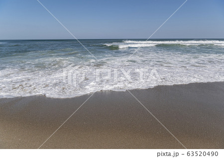 茨城県柳川海岸浜辺の波打ち際の風景 63520490