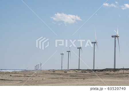 茨城県日川浜海岸から風力発電の風車が見える風景 63520740